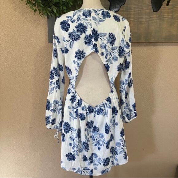 NWOT Lulus Darling Simplicity White and Blue Floral Linen Cutout Mini Dr… - Picture 10 of 11